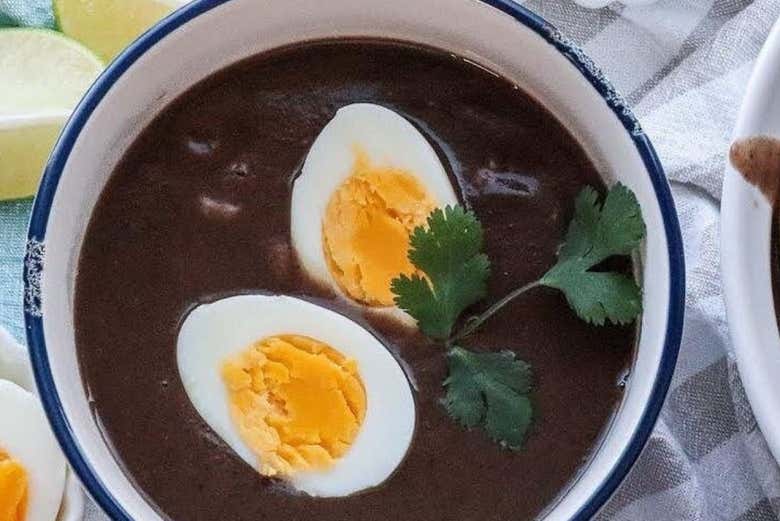 Probad la reconfortante sopa negra tradicional tica