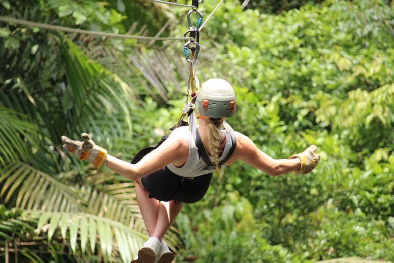 Desfrutando do circuito de tirolesa