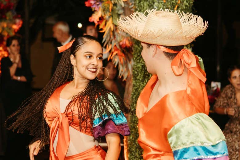 Um casal dançando uma dança folclórica da Costa Rica