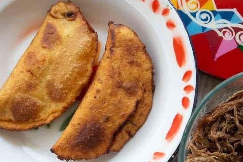 Degustad jugosas empanadas de maíz recién hechas