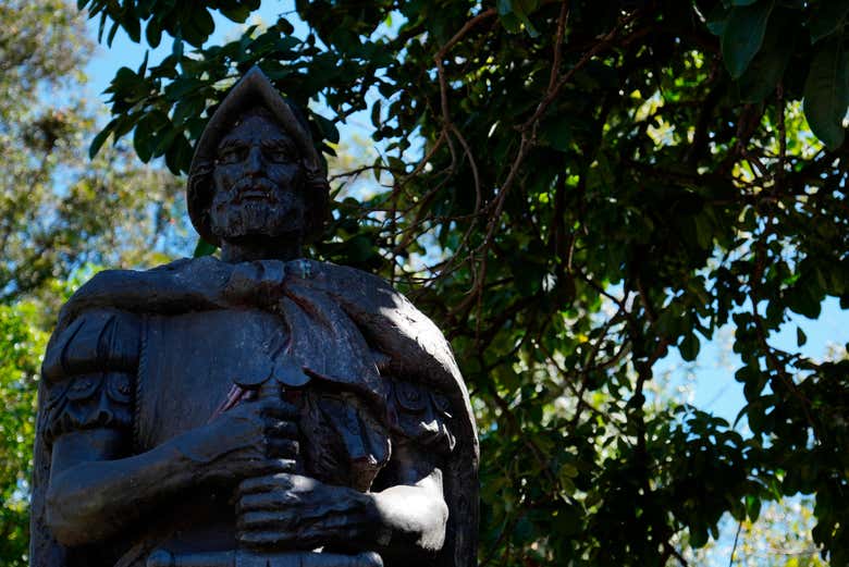 Una estatua en uno de los parques del barrio Amón
