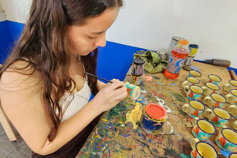 Pintando peças de artesanato na oficina Sarchi