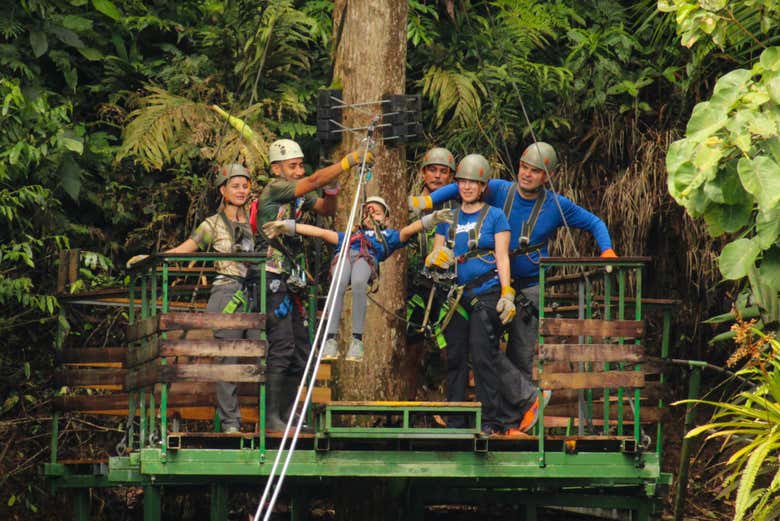 Desfrutando da atividade de tirolesa