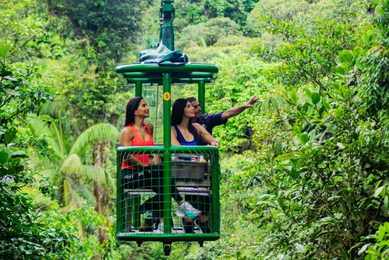 Você poderá desfrutar de um teleférico em meio à natureza