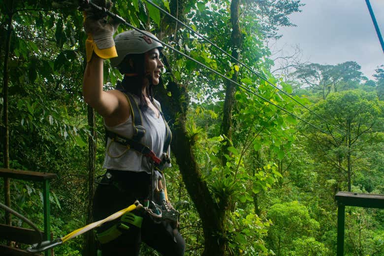 Pronta para se lançar na tirolesa
