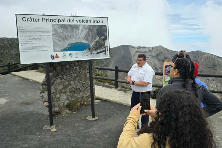 Cratère principal du volcan