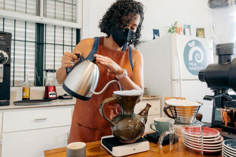 Preparando el exquisito café tico