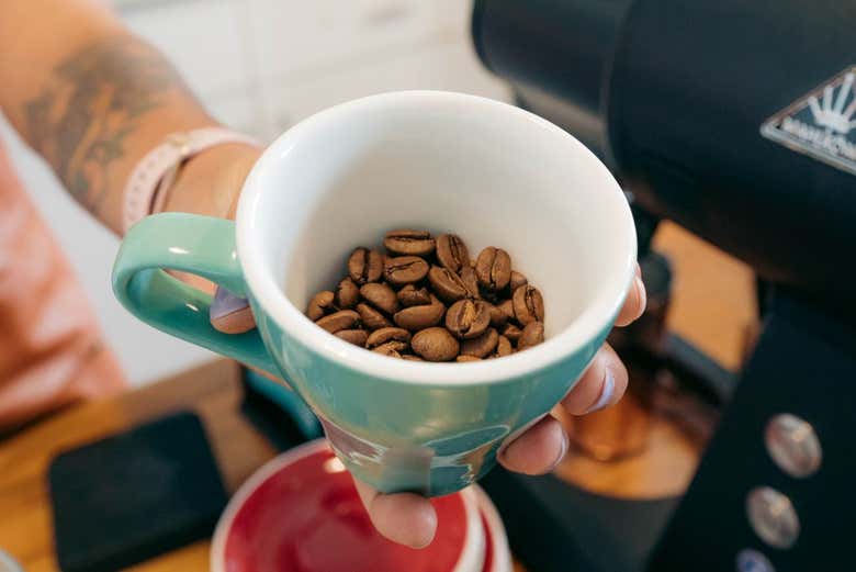 Los granos de café en una taza