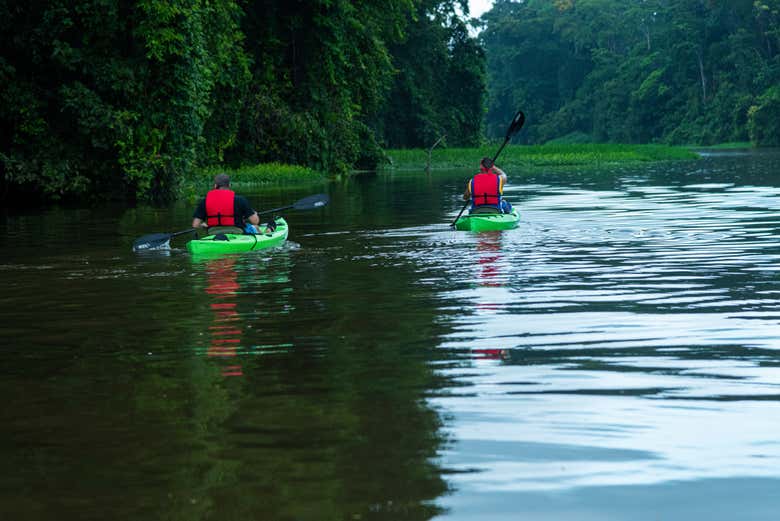 Due partecipanti in kayak a Tortuguero