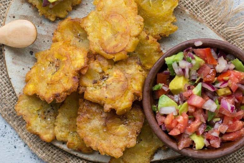 Saboread los deliciosos patacones con pico de gallo