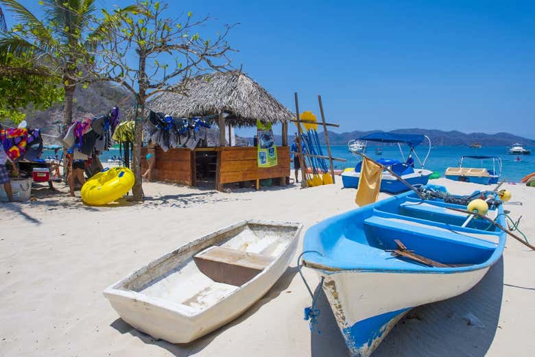 Barcos na areia da praia