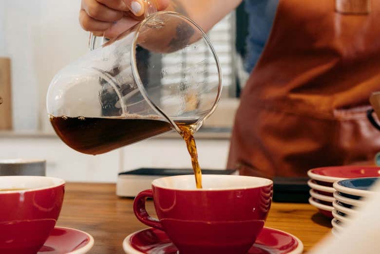 Sirviendo el café para ser degustado