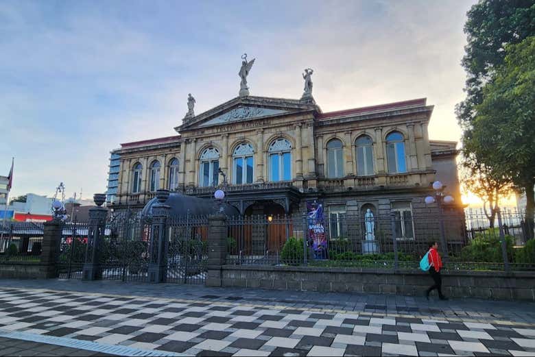 Entardecer junto ao Teatro Nacional da Costa Rica