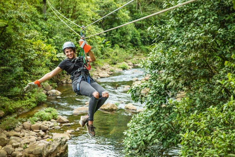 Disfrutando del circuito de tirolinas