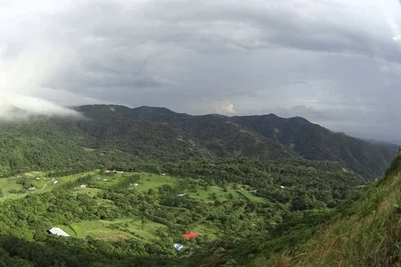 Vista das alturas do vale do Parque de Aventura de San Luis