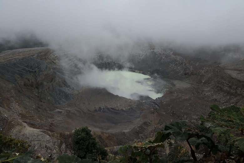 Niebla en el volcán Poás