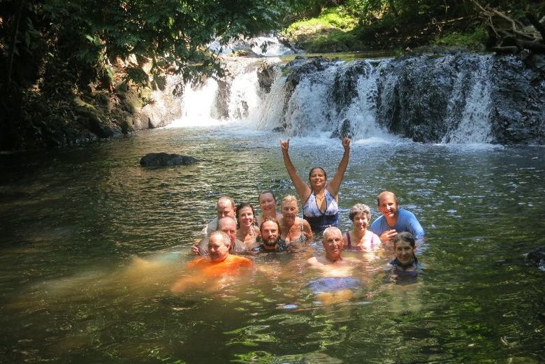 Baño en la cascada del Parque Nacional Corcovado