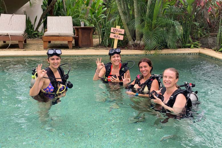 Practicando buceo en la piscina