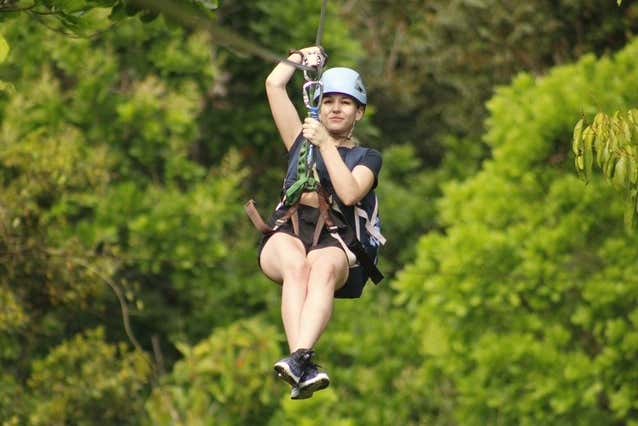 Profitez de la tyrolienne au-dessus de la nature de Tambor