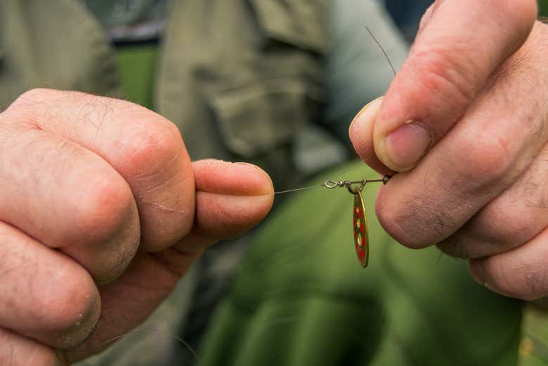 Haciendo un nudo de pesca