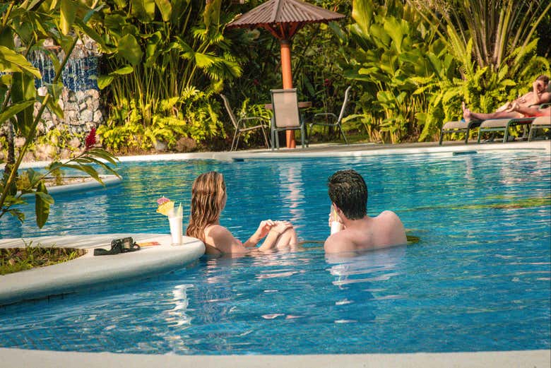 Détendez-vous au bord de la piscine du lodge
