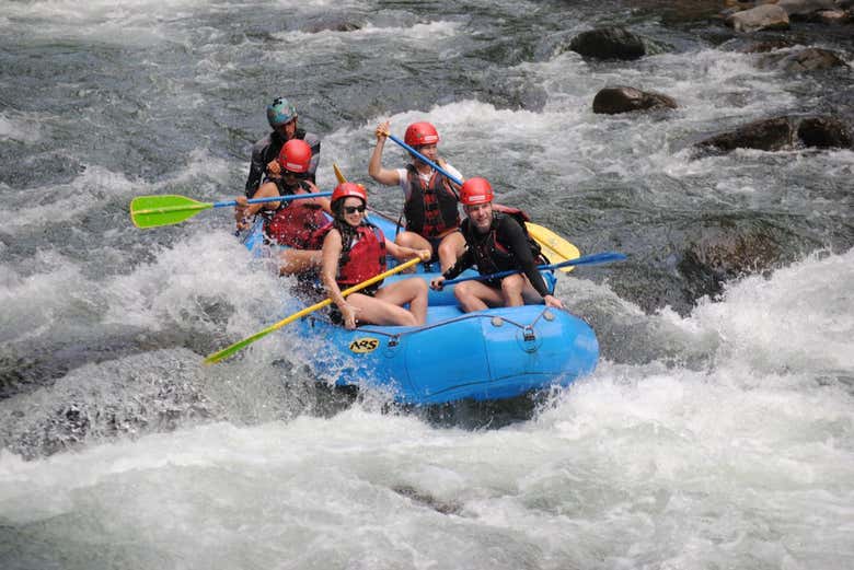 Cosquistando los rápidos del río Pacuare