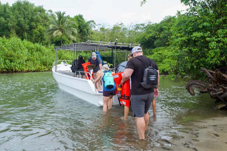 Subiéndonos a la embarcación