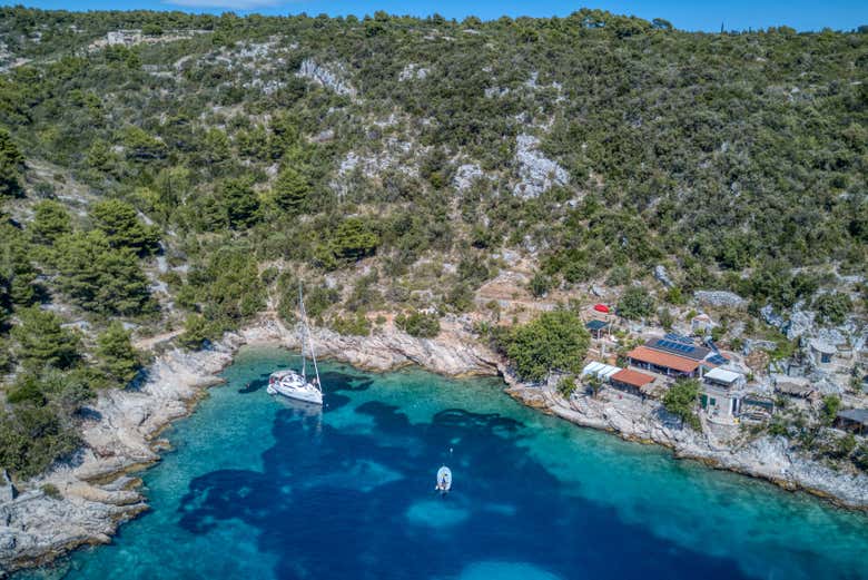 Barco en una bahía de la isla de Solta