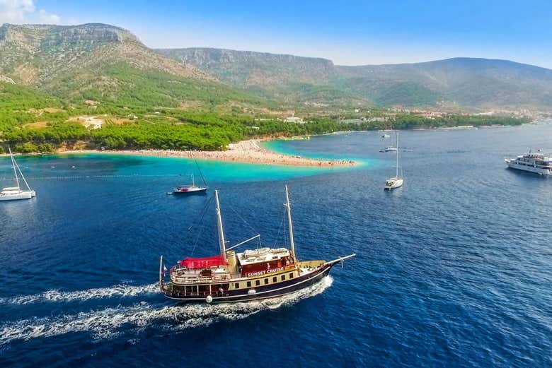Barco surcando las costas de Bol