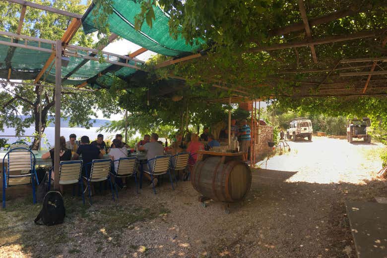 Grupo de la excursión en el almuerzo