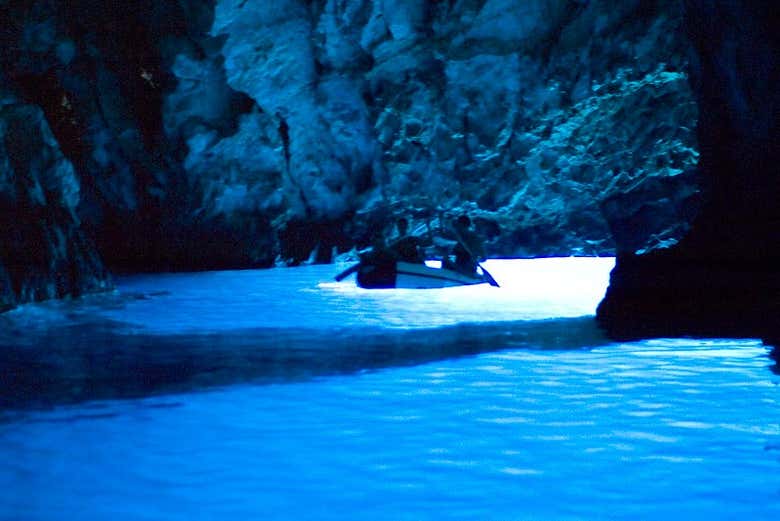 Barco en la Gruta Azul