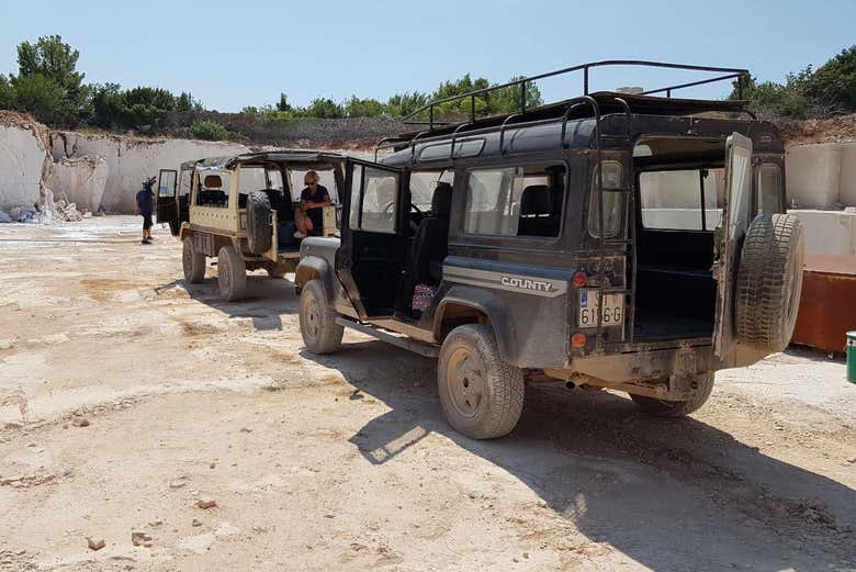 Los 4x4 para la excursión a la playa de Zlatni Rat 