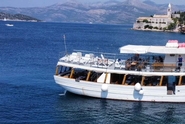 Barco navegando por la costa de Croacia