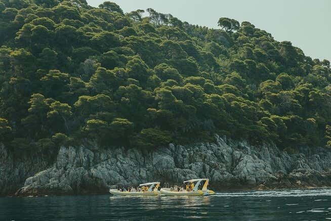 Embarcaciones navegando por el mar Adriático