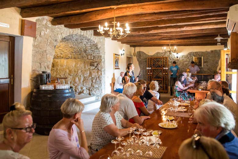 Pause dégustation dans un domaine viticole de la vallée