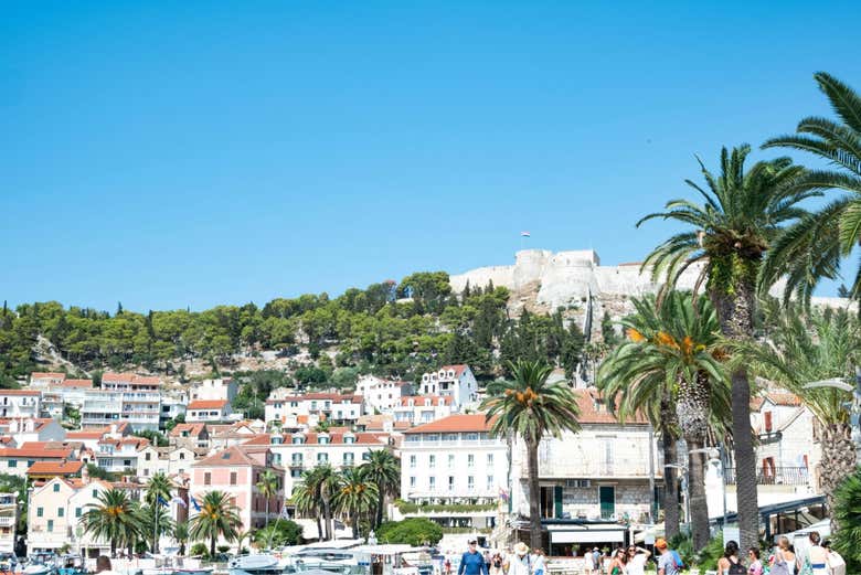 Vistas de la ciudad y el puerto de Hvar