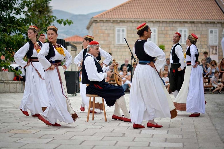Bailarinos de folclore croata