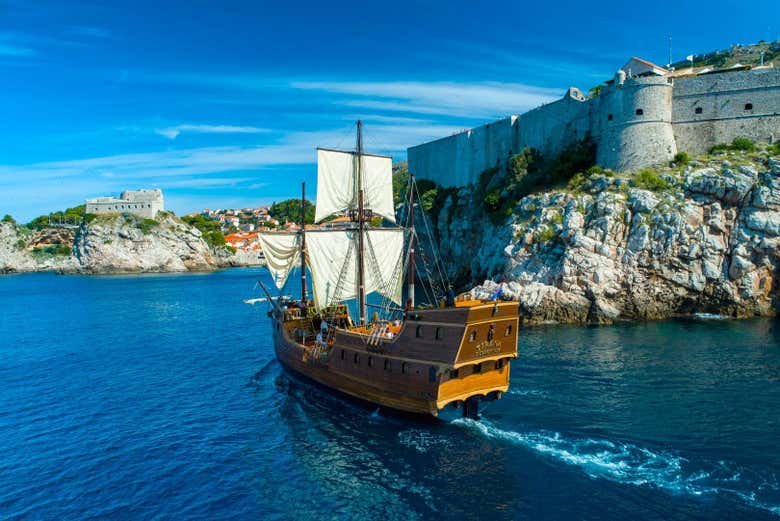 Panorámica del barco y la costa