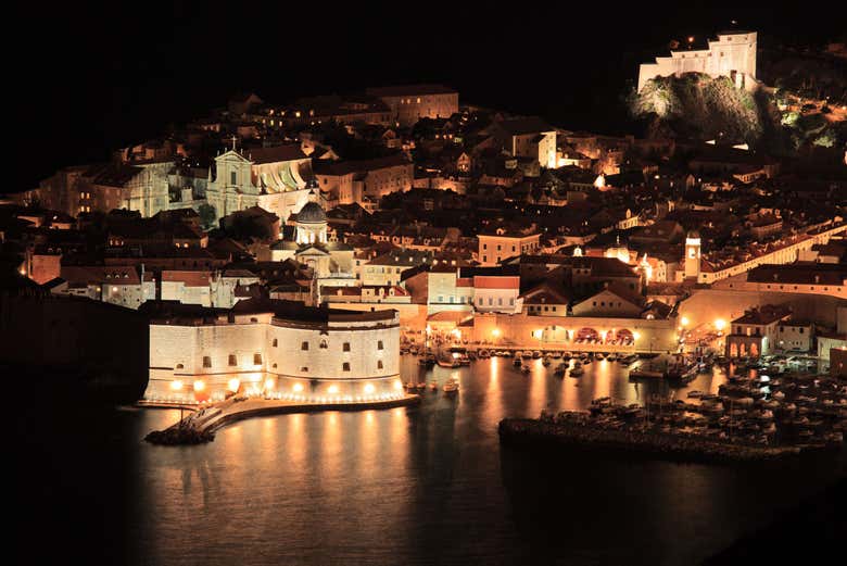 Panorámica de Dubrovnik por la noche iluminado
