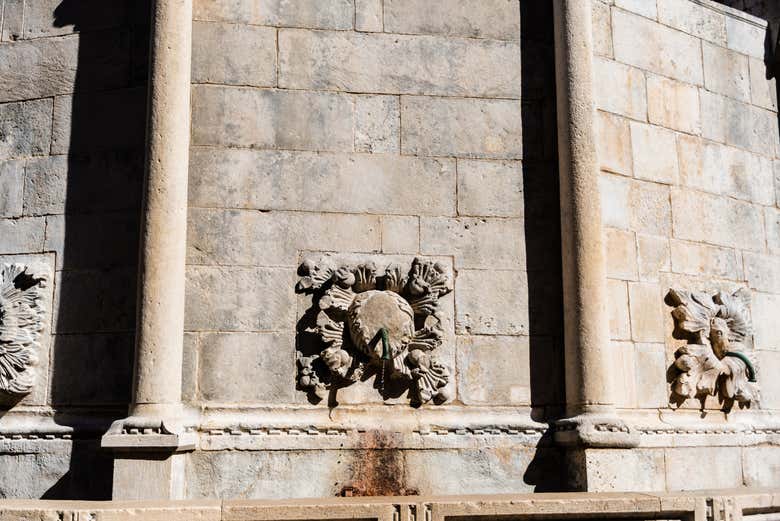 Detalles en la fachada de la fuente de Onofrio