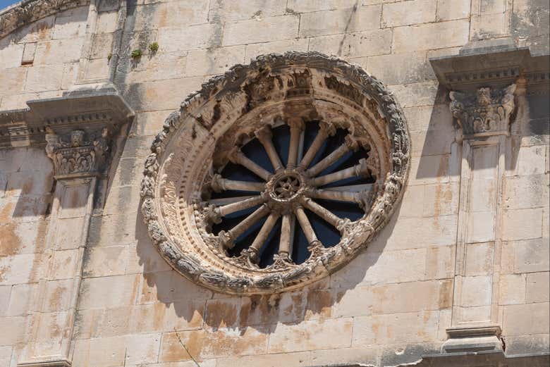 Ventana circular en la iglesia de San Salvador