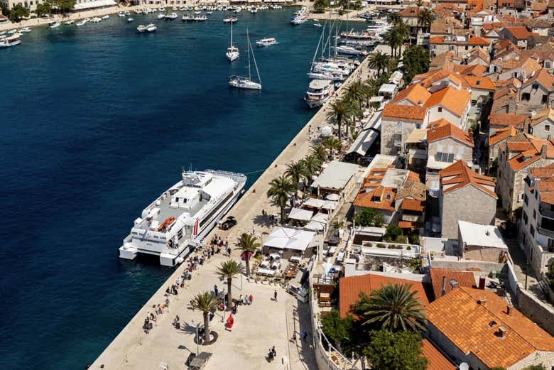 Puerto de la ciudad de Hvar