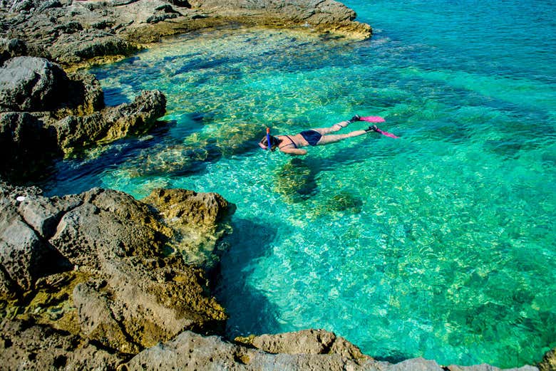 Practicando snorkel en la playa de Betina