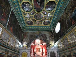 Interior de Nuestra Señora de las Rocas