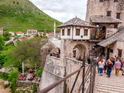 Atravesando el Puente de Mostar