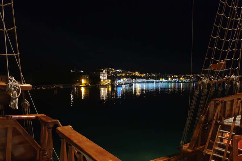 Vista de Duvrobnik de noche