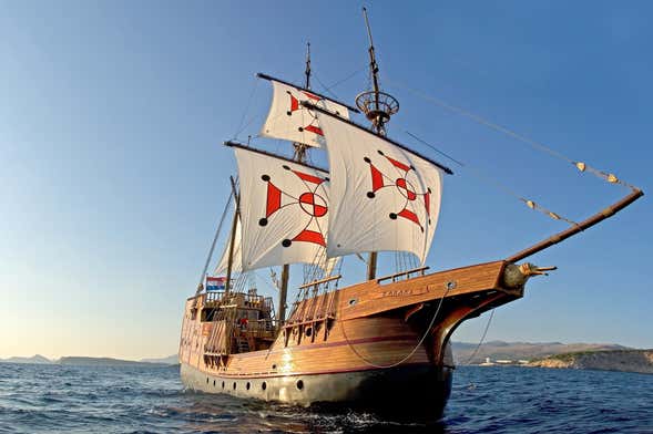 Paseo en barco antiguo por las islas Elafitas