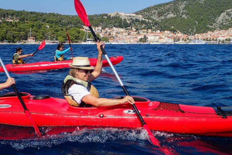 Remando o caiaque pelas ilhas Pakleni