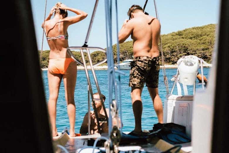 Tripulantes con el equipo de snorkel para el buceo