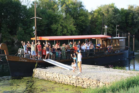 Kolpa River Dinner + Show Cruise